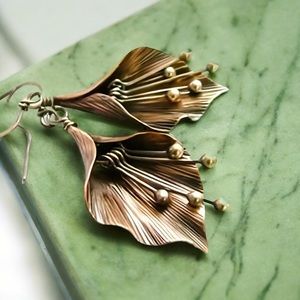 ‼️$7‼️🆕 Petal Stamen Lily Alloy Earrings, Bohemian Vintage